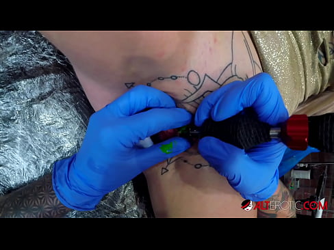 ❤️ La bomba Sully Savage, molt tatuada, es va tatuar al clítoris ️❌ Vídeo sexual al ca.com-full-porner.ru ❌️❤